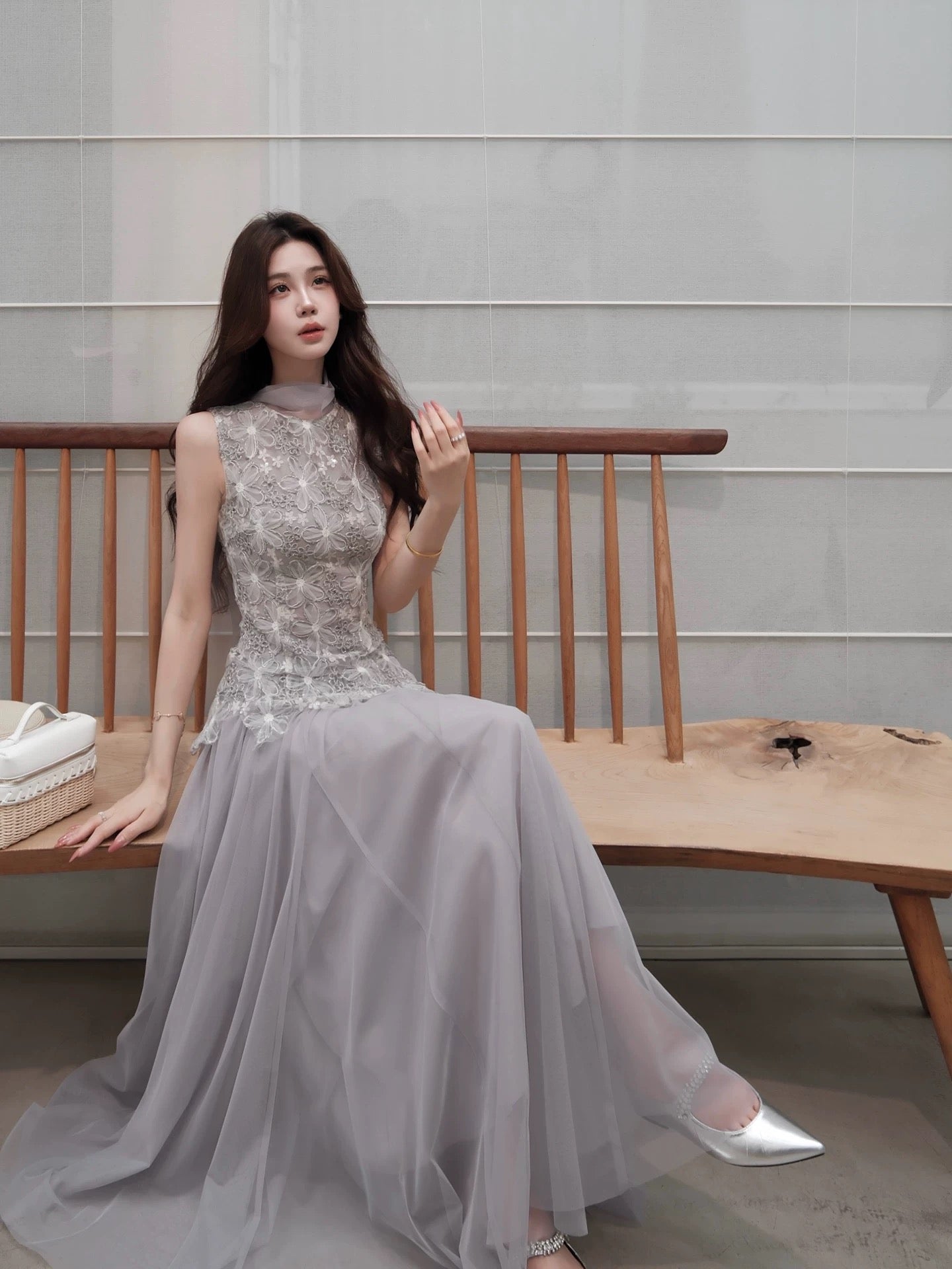 Mu Zili's stunning grey-blue tulle skirt, a luxurious and sophisticated flowing mesh midi skirt with a full hem, perfect for summer.