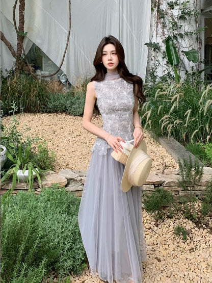 Mu Zili's stunning grey-blue tulle skirt, a luxurious and sophisticated flowing mesh midi skirt with a full hem, perfect for summer.