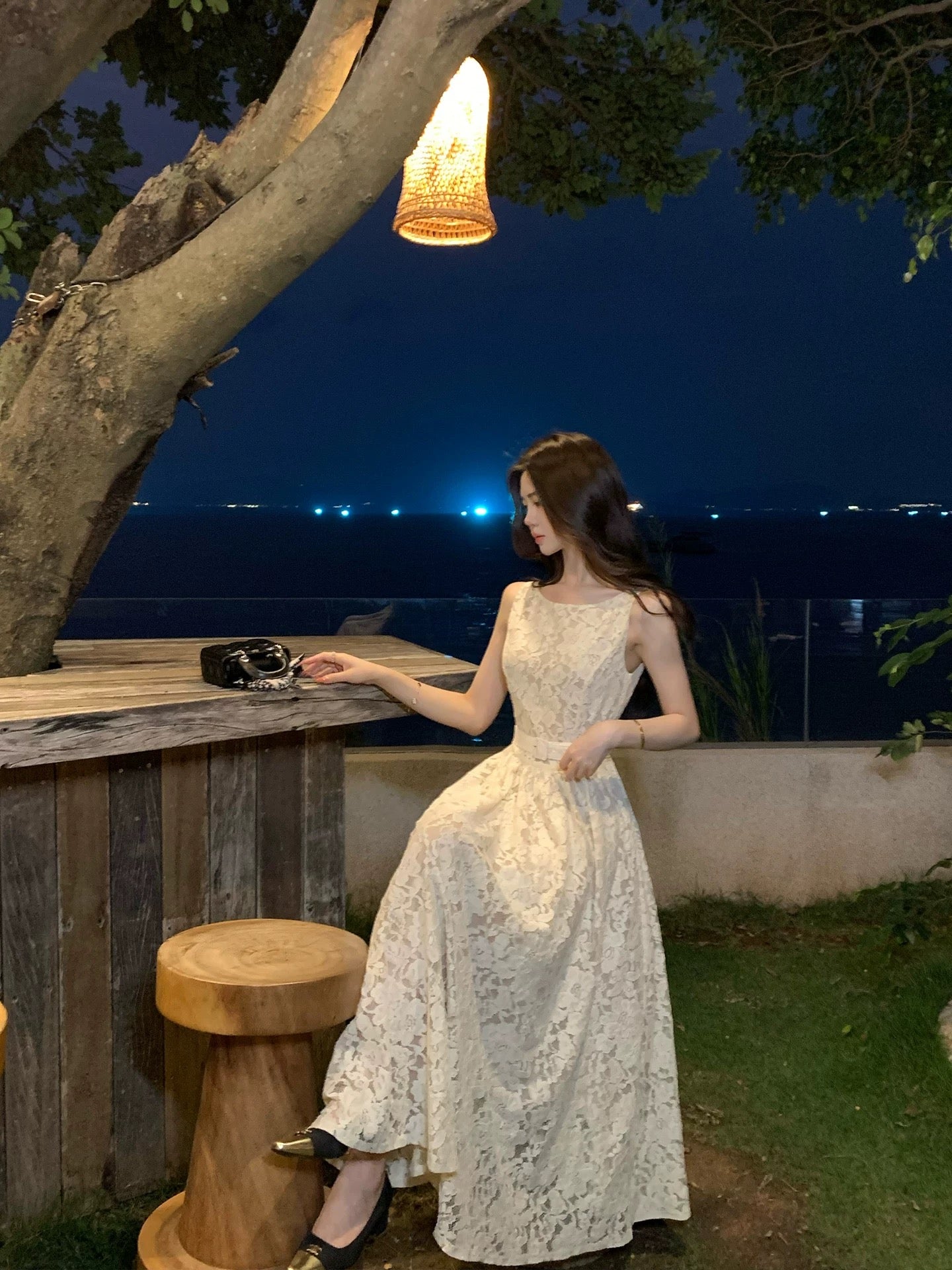 Mu Zi Li's Li - A gentle and elegant style, featuring a sleeveless high-waisted, lace-trimmed, A-line, long summer dress.