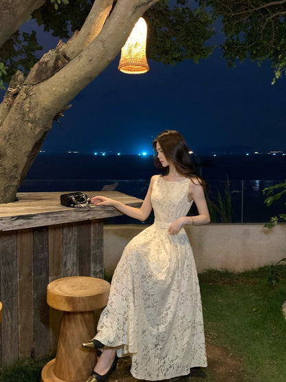Mu Zi Li's Li - A gentle and elegant style, featuring a sleeveless high-waisted, lace-trimmed, A-line, long summer dress.
