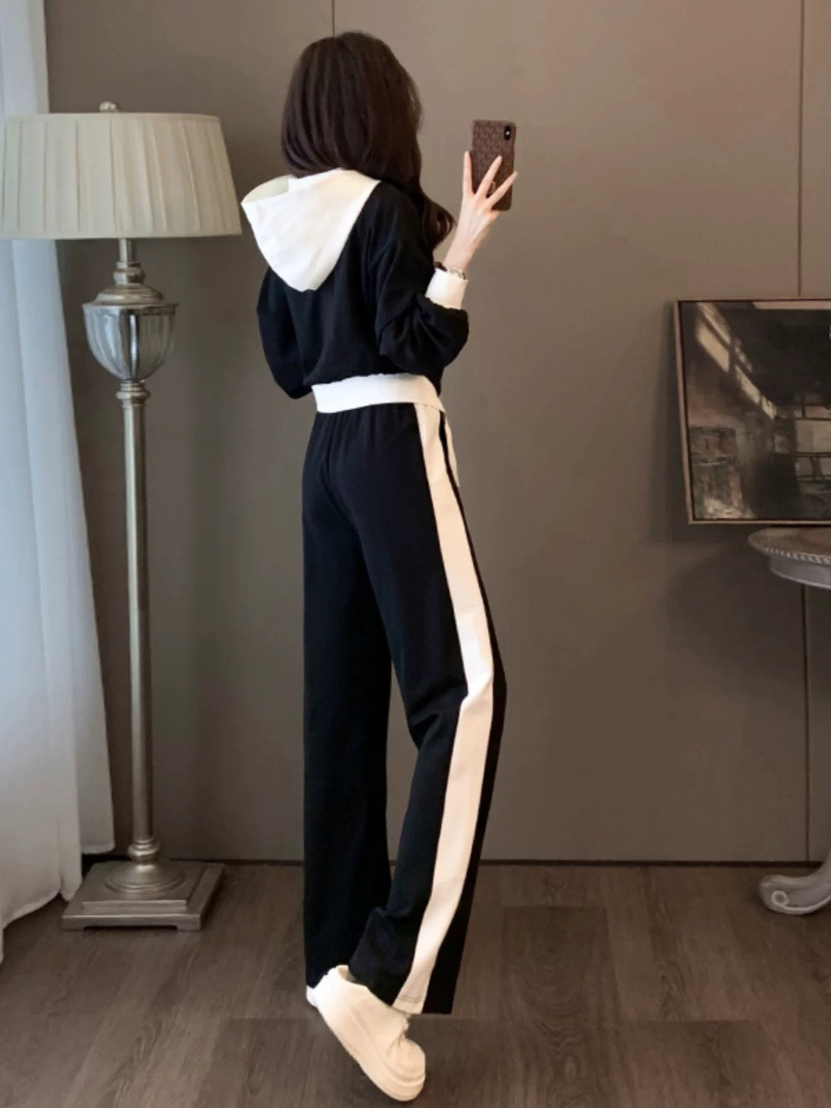 High-end European sports casual suits for women 2025 autumn fashion slim color matching sweatshirt wide leg pants temperament two-piece suit