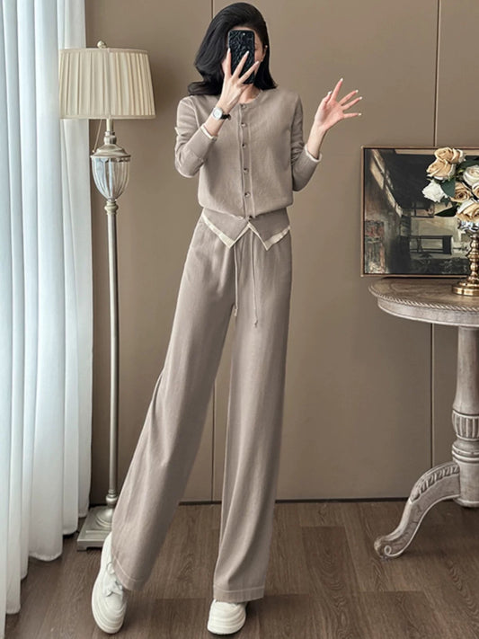A complete set of autumn outfits for women, elegant and stylish, fake two-piece knit sweaters, drapey wide-leg pants, casual and fashionable two-piece suits