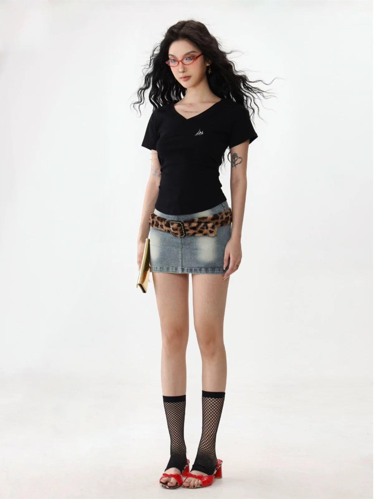SHIYIYUE black V-neck short-sleeved t-shirt new style right shoulder sweet hot girl slimming short waist pleated top