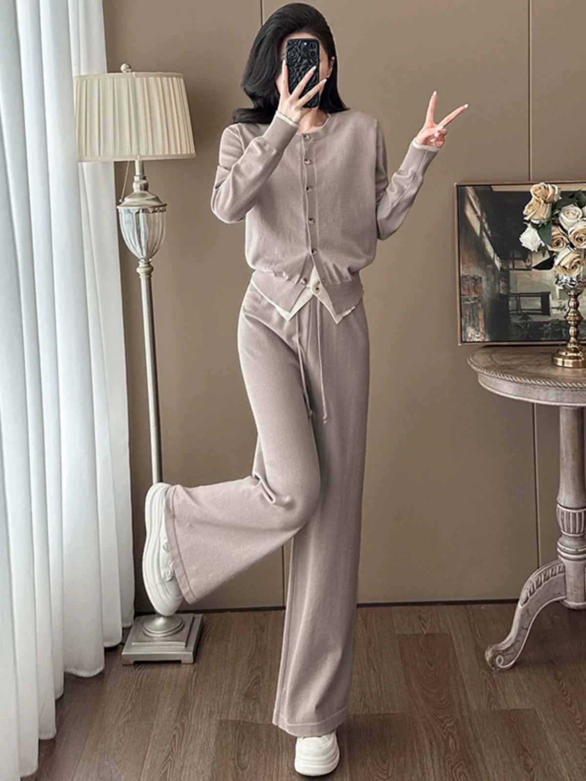 A complete set of autumn outfits for women, elegant and stylish, fake two-piece knit sweaters, drapey wide-leg pants, casual and fashionable two-piece suits