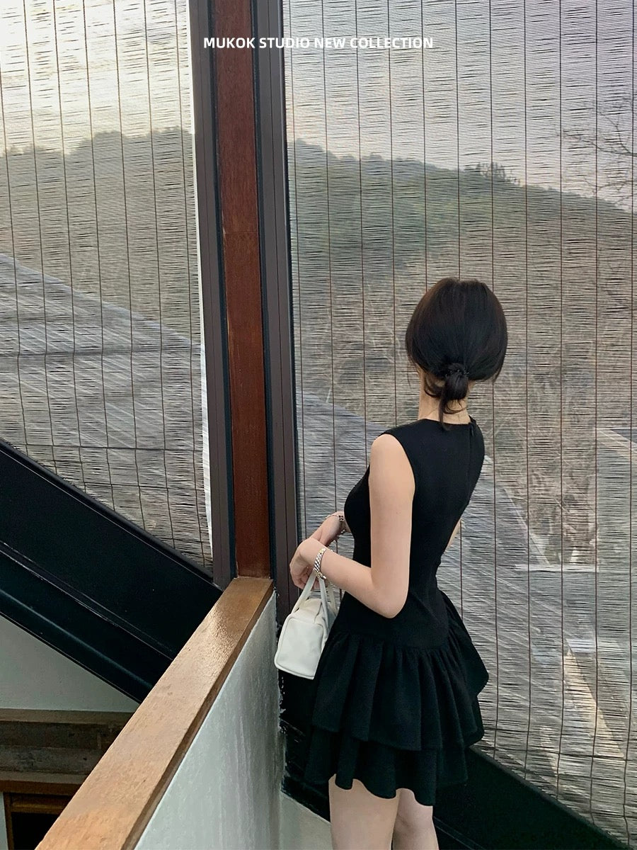 MUKOK French-style black Hepburn-inspired sleeveless mini skirt, new summer style, elegant little black dress.