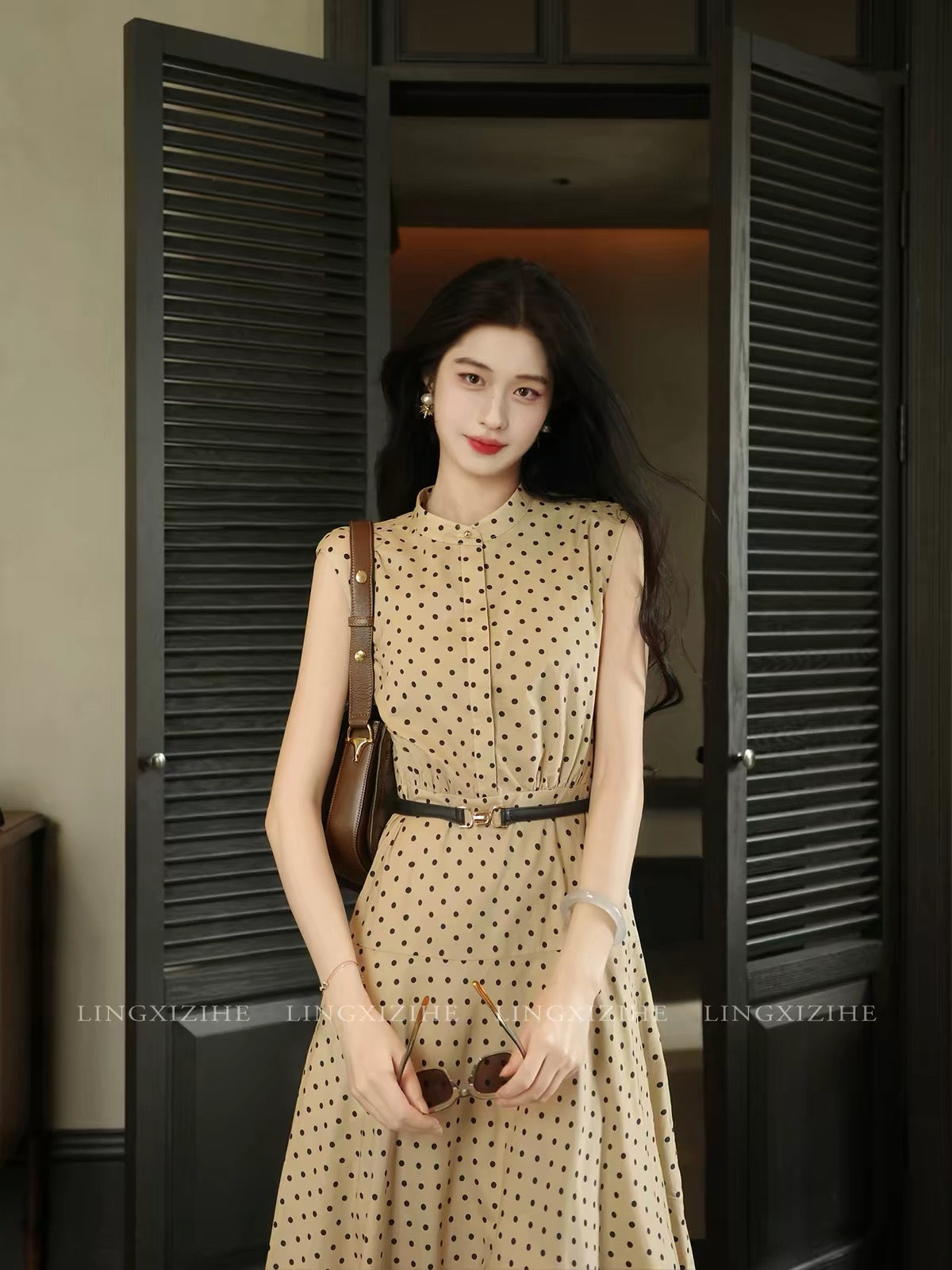 Ling Qian Zi He "Light Coffee Wave Shadow" – A sophisticated, slim-fit, sleeveless French-style A-line maxi dress with a polka-dot pattern, perfect for early autumn.
