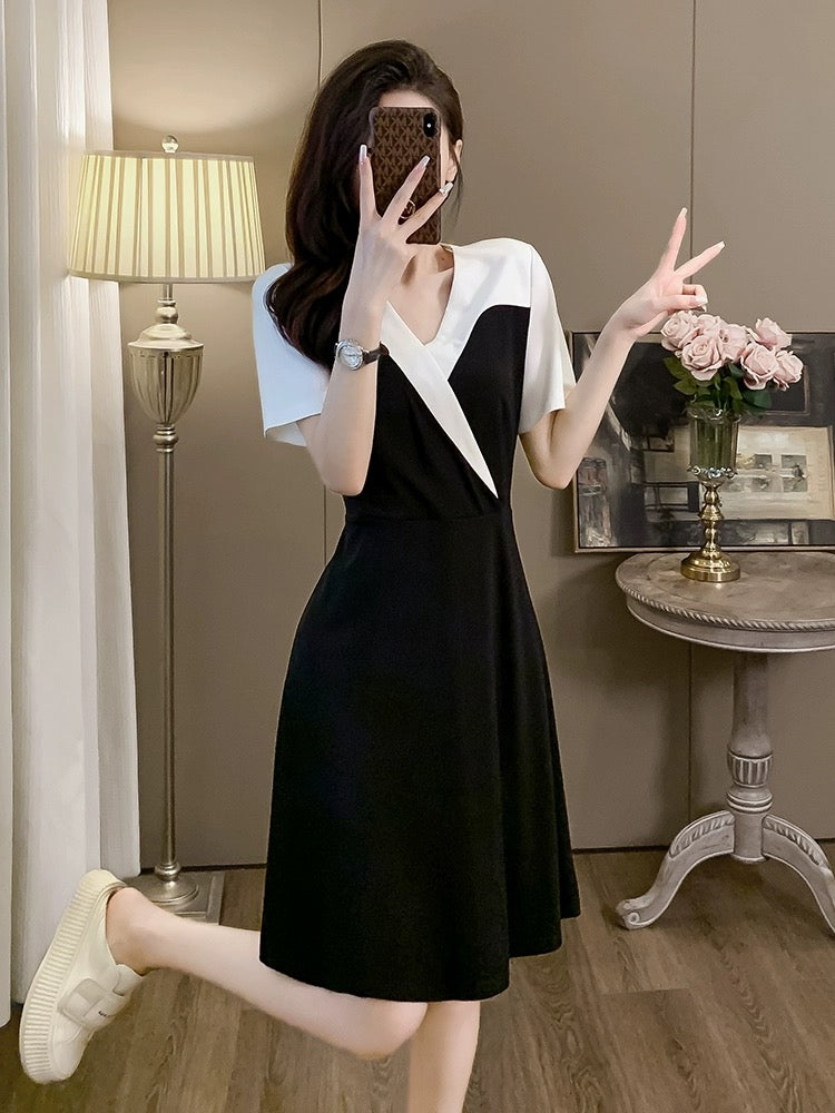 French black and white color matching V-neck dress for women summer new high-end commuting temperament high waist slim little black dress