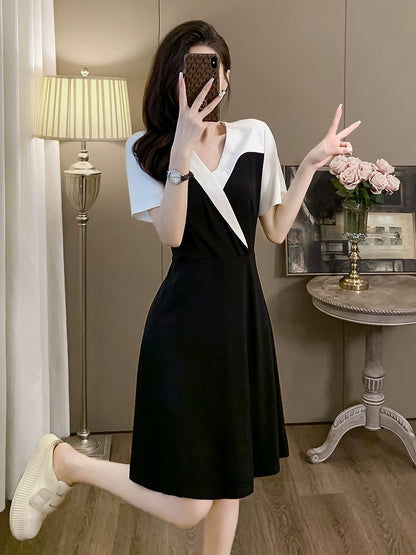 French black and white color matching V-neck dress for women summer new high-end commuting temperament high waist slim little black dress