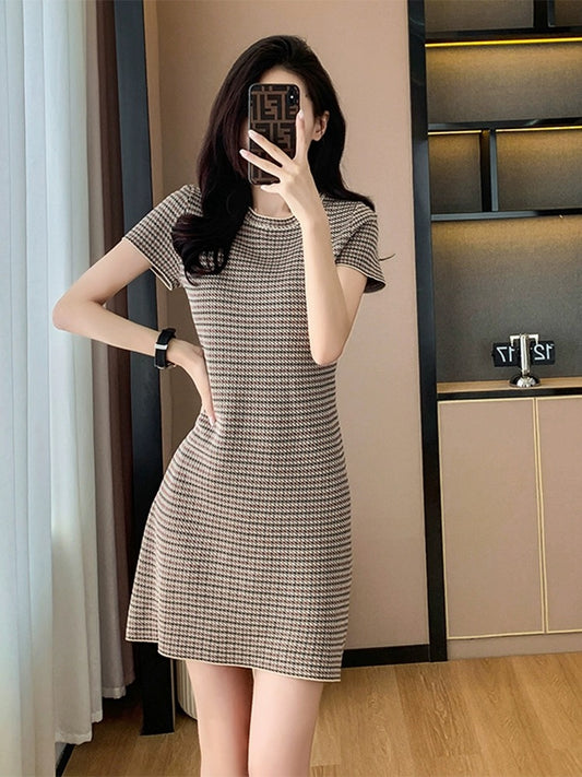 2024 summer new style temperament houndstooth pattern hip skirt French retro exquisite knitted foreign style dress for women