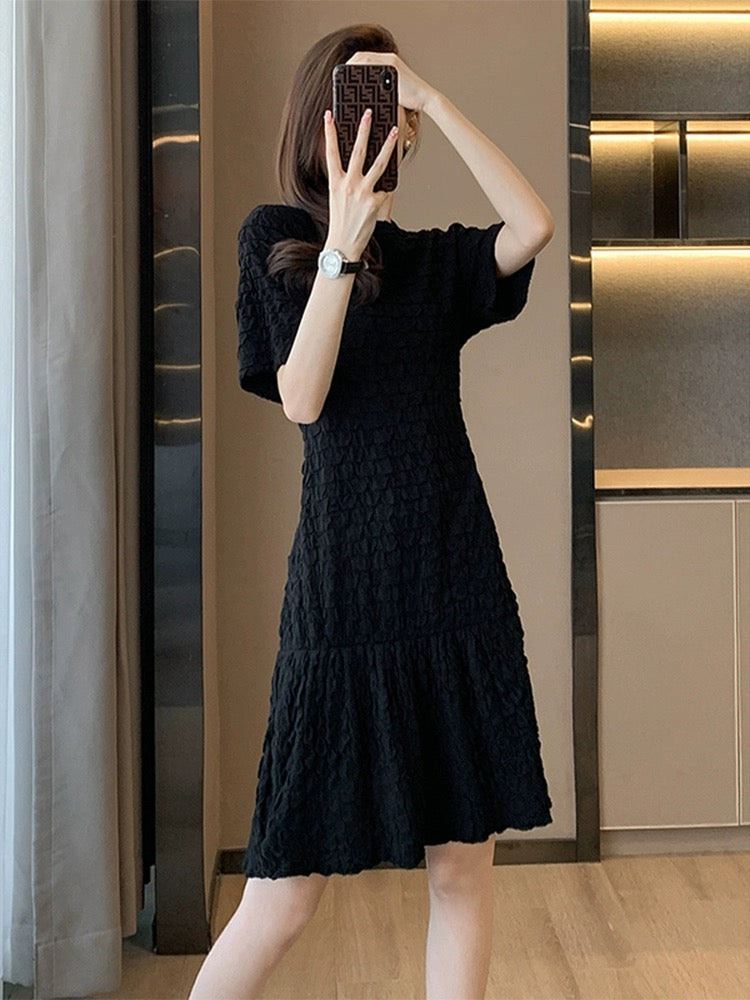 High-end French retro style round neck knitted dress for women mid-length loose slimming ruffle skirt