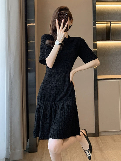 High-end French retro style round neck knitted dress for women mid-length loose slimming ruffle skirt