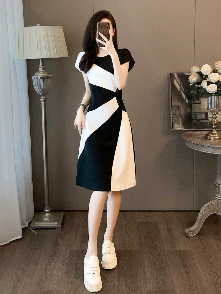 High-end retro black and white splicing dress 2024 women's summer new style simple temperament waist slimming skirt