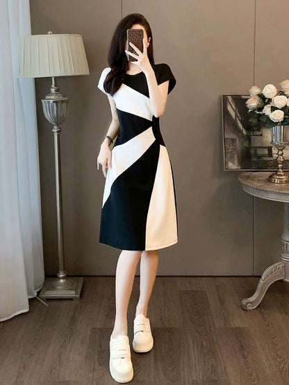 High-end retro black and white splicing dress 2024 women's summer new style simple temperament waist slimming skirt