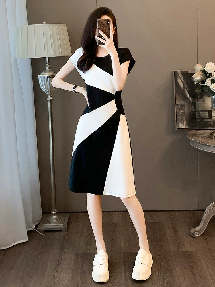 High-end retro black and white splicing dress 2024 women's summer new style simple temperament waist slimming skirt