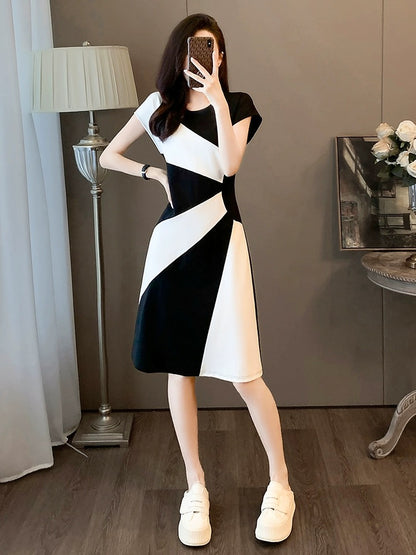 High-end retro black and white splicing dress 2024 women's summer new style simple temperament waist slimming skirt