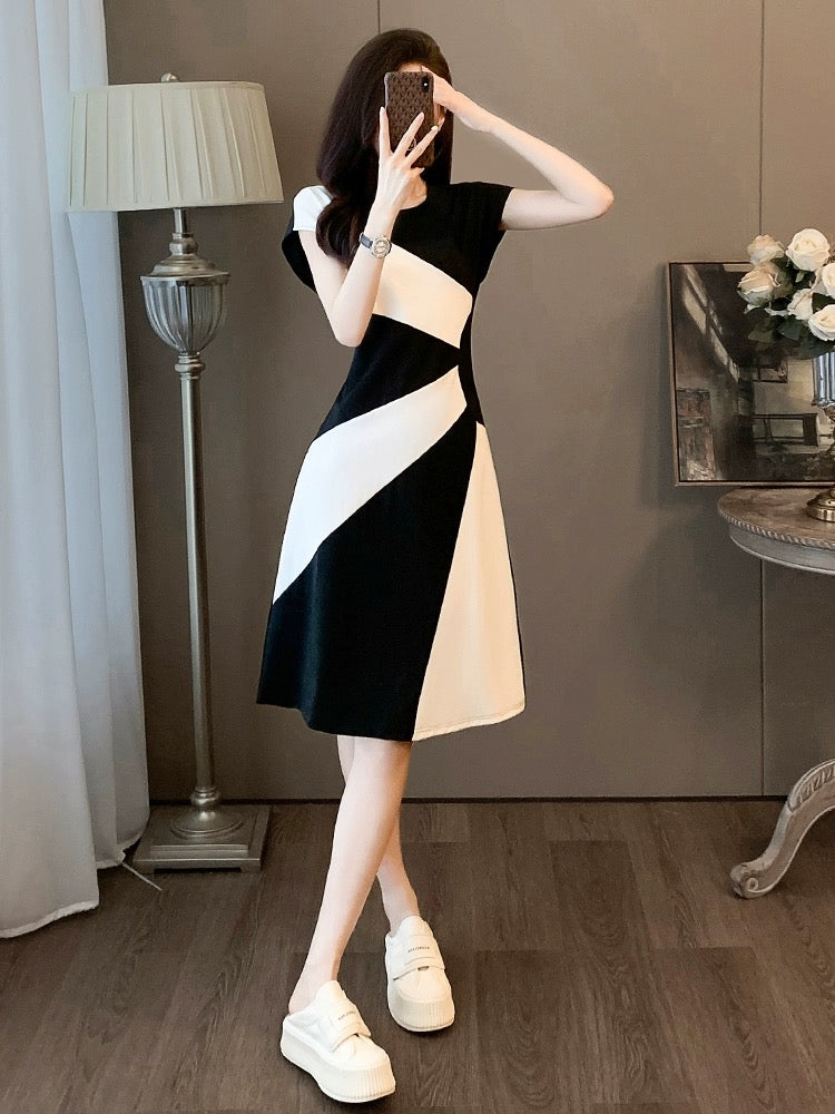 High-end retro black and white splicing dress 2024 women's summer new style simple temperament waist slimming skirt