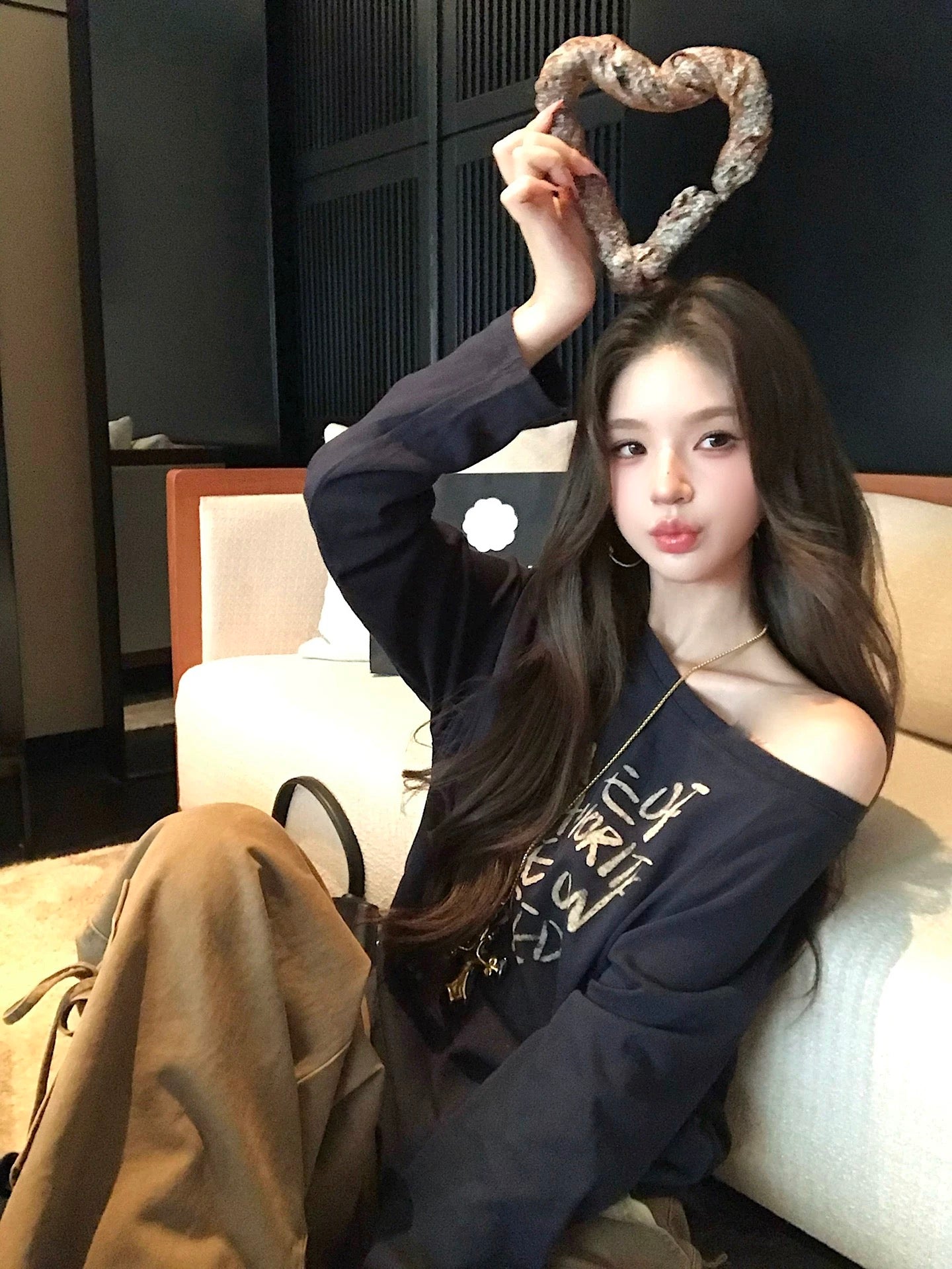 Qiu Rouyao Fashion Street Letter Oblique Shoulder Pleated Long Sleeve T-shirt Women's Lazy Style Design Revealed Clavicle Top