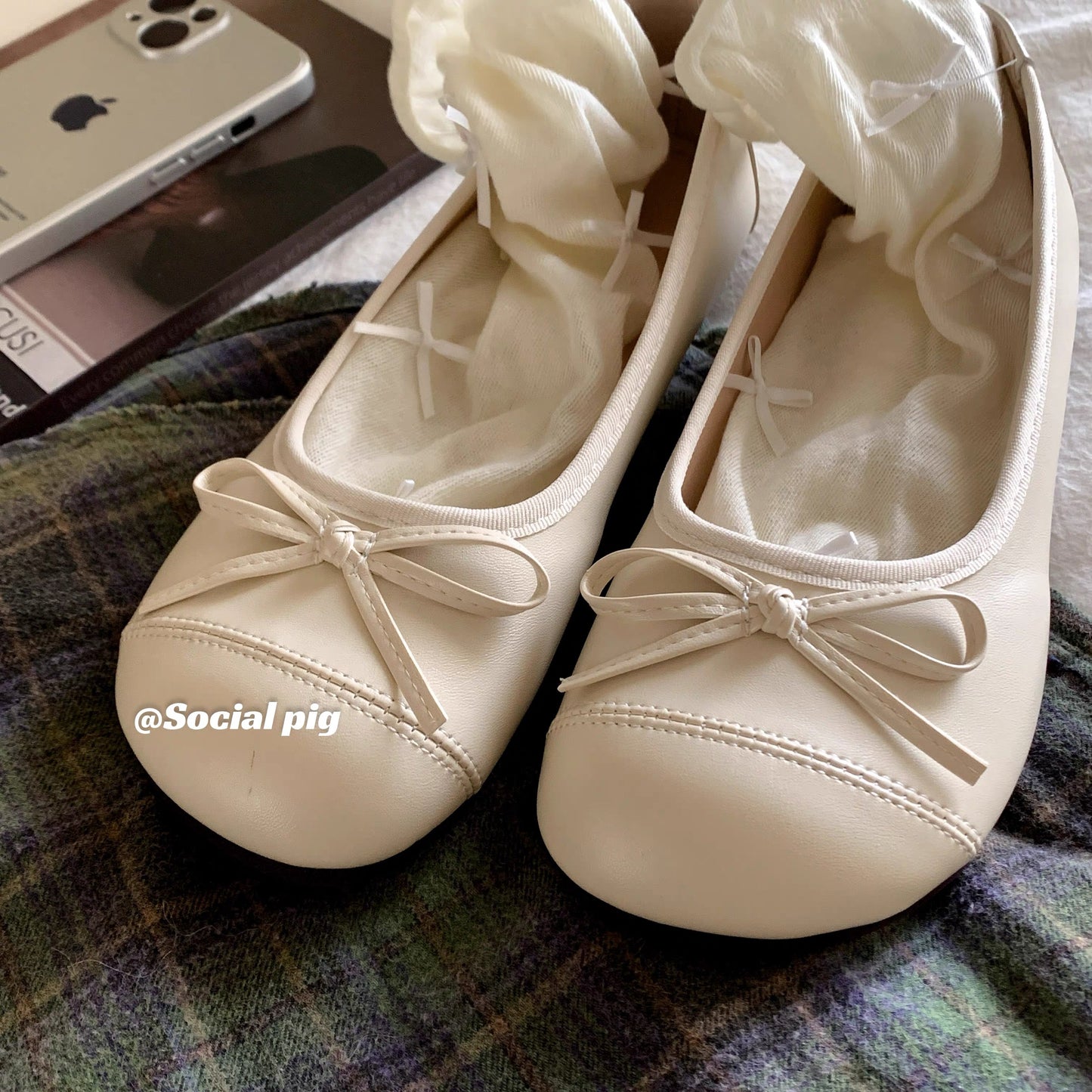 These shoes are so stylish! Retro-style, low-cut, round-toe, flat, slip-on, soft-soled, versatile grandma shoes.