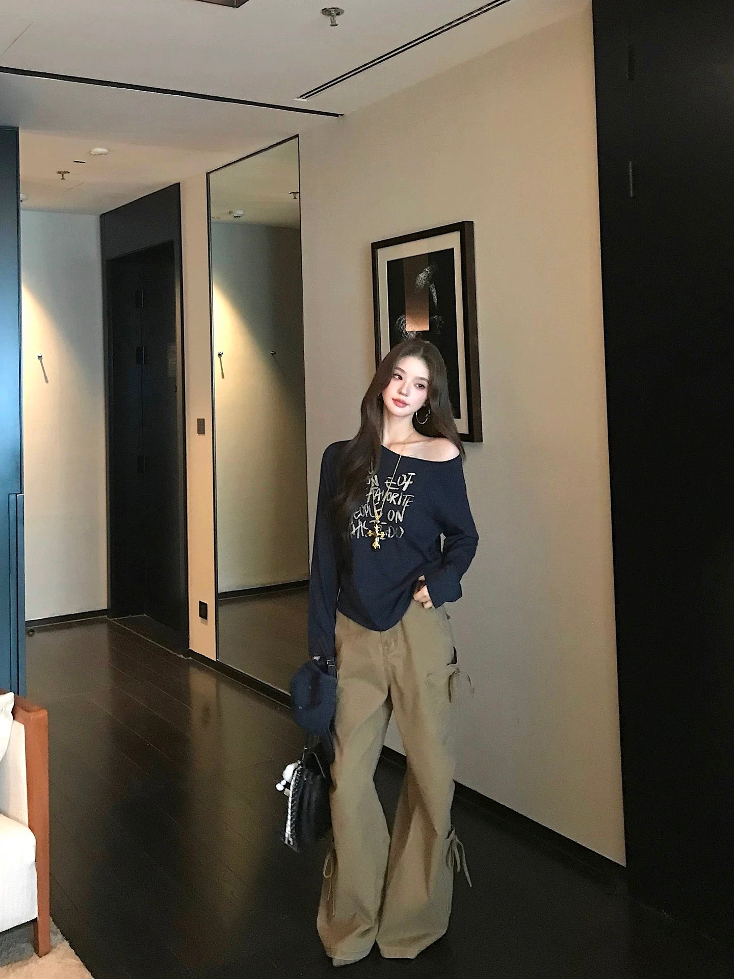 Qiu Rouyao Fashion Street Letter Oblique Shoulder Pleated Long Sleeve T-shirt Women's Lazy Style Design Revealed Clavicle Top