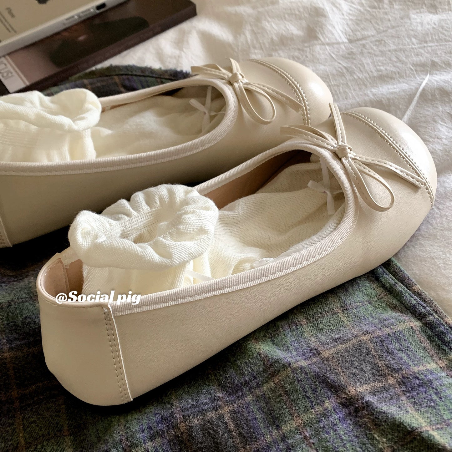 These shoes are so stylish! Retro-style, low-cut, round-toe, flat, slip-on, soft-soled, versatile grandma shoes.