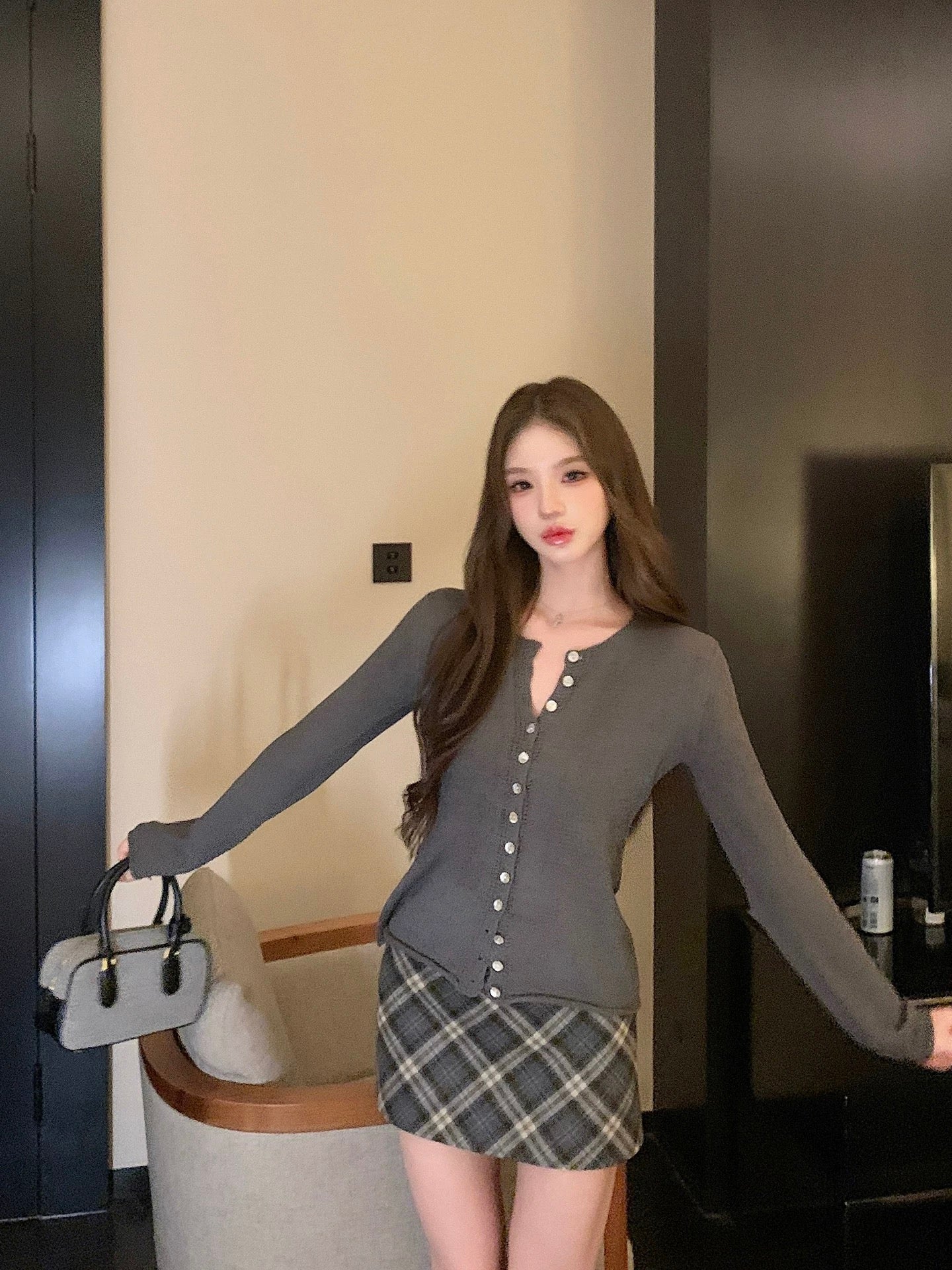 Qiu Rouyao light and gentle white long-sleeved knitted cardigan women's slim outer wear bottoming shirt temperament top