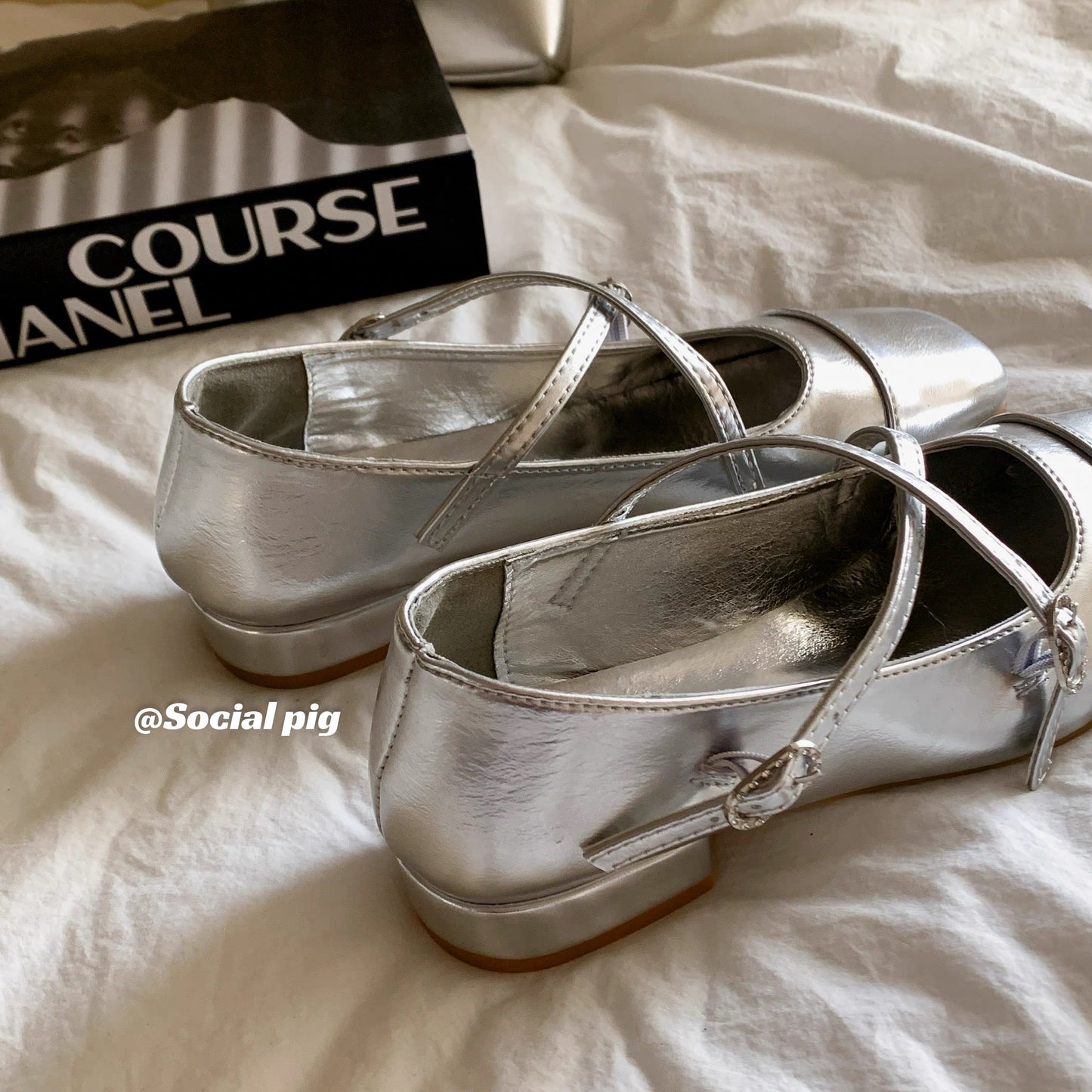 Super flattering and elegant! French-style Mary Jane flat shoes with a crossover strap, low heel and shallow opening.