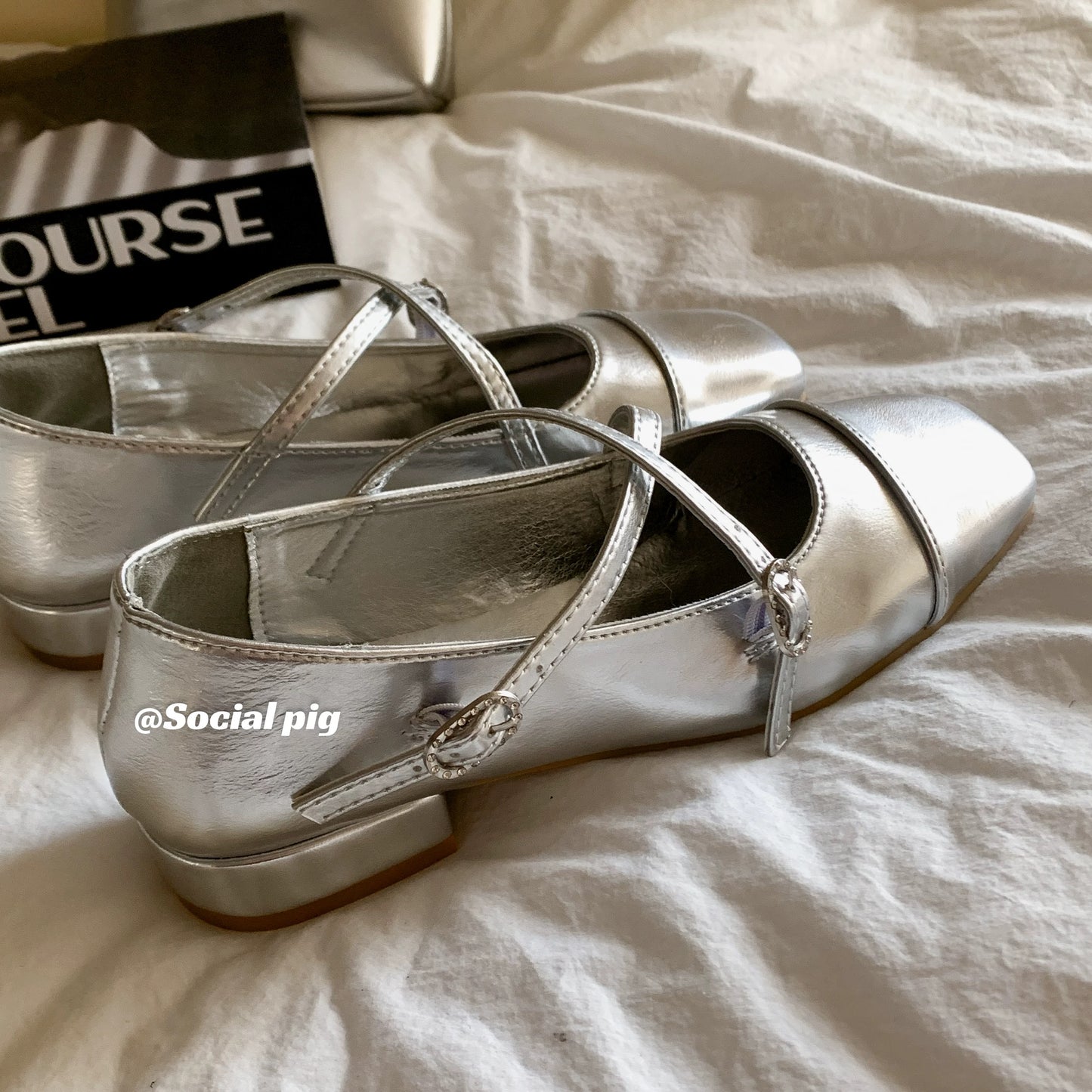 Super flattering and elegant! French-style Mary Jane flat shoes with a crossover strap, low heel and shallow opening.