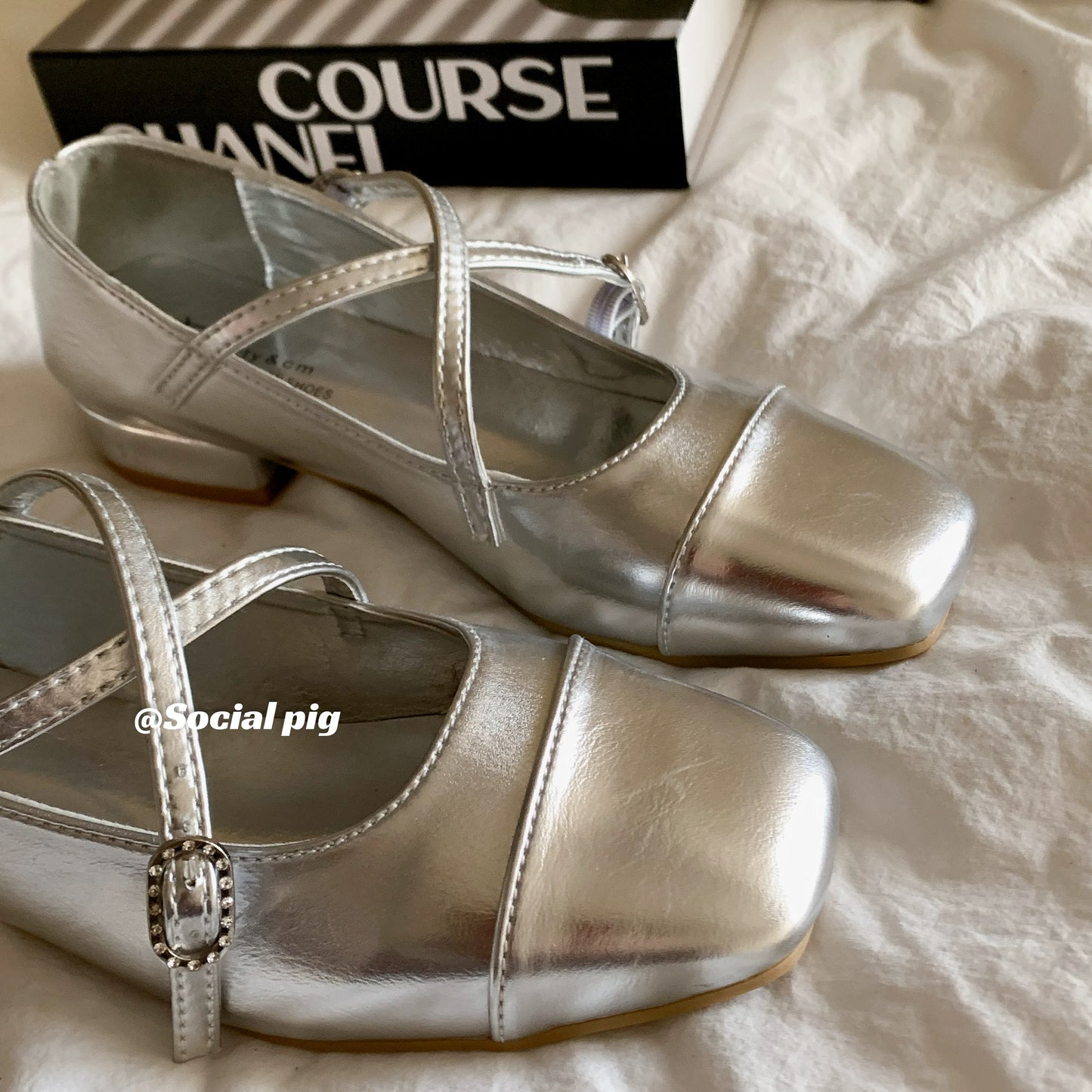 Super flattering and elegant! French-style Mary Jane flat shoes with a crossover strap, low heel and shallow opening.