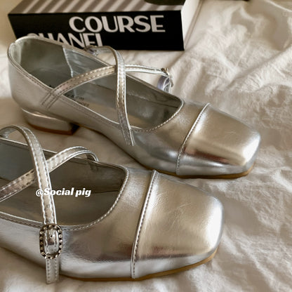 Super flattering and elegant! French-style Mary Jane flat shoes with a crossover strap, low heel and shallow opening.