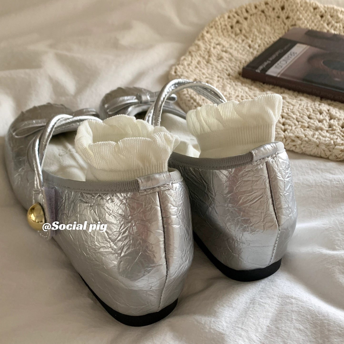 Beautiful silver flats~ Korean style platform ballet flats for women, perfect for petite women to pair with skirts and Mary Jane shoes.