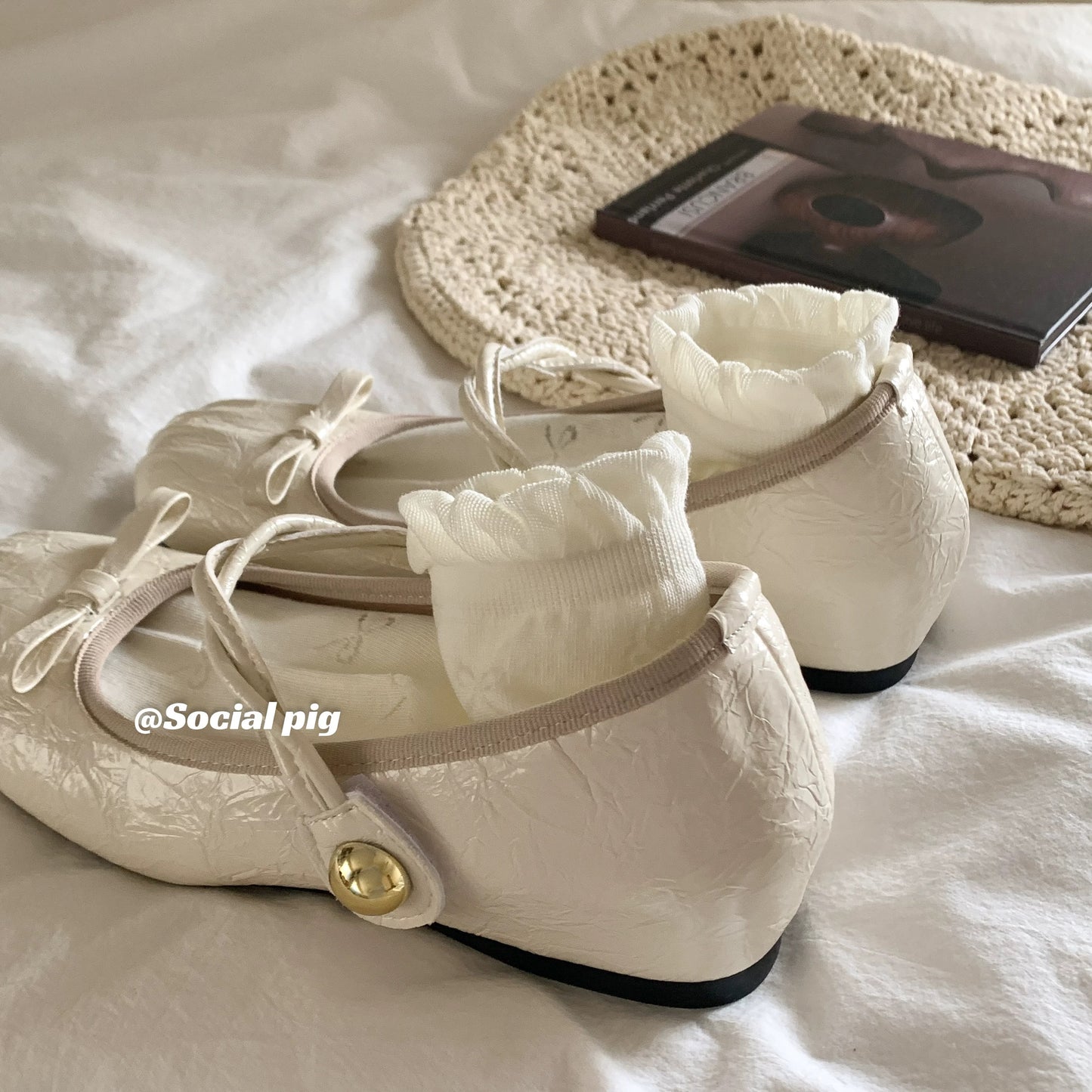 Beautiful silver flats~ Korean style platform ballet flats for women, perfect for petite women to pair with skirts and Mary Jane shoes.