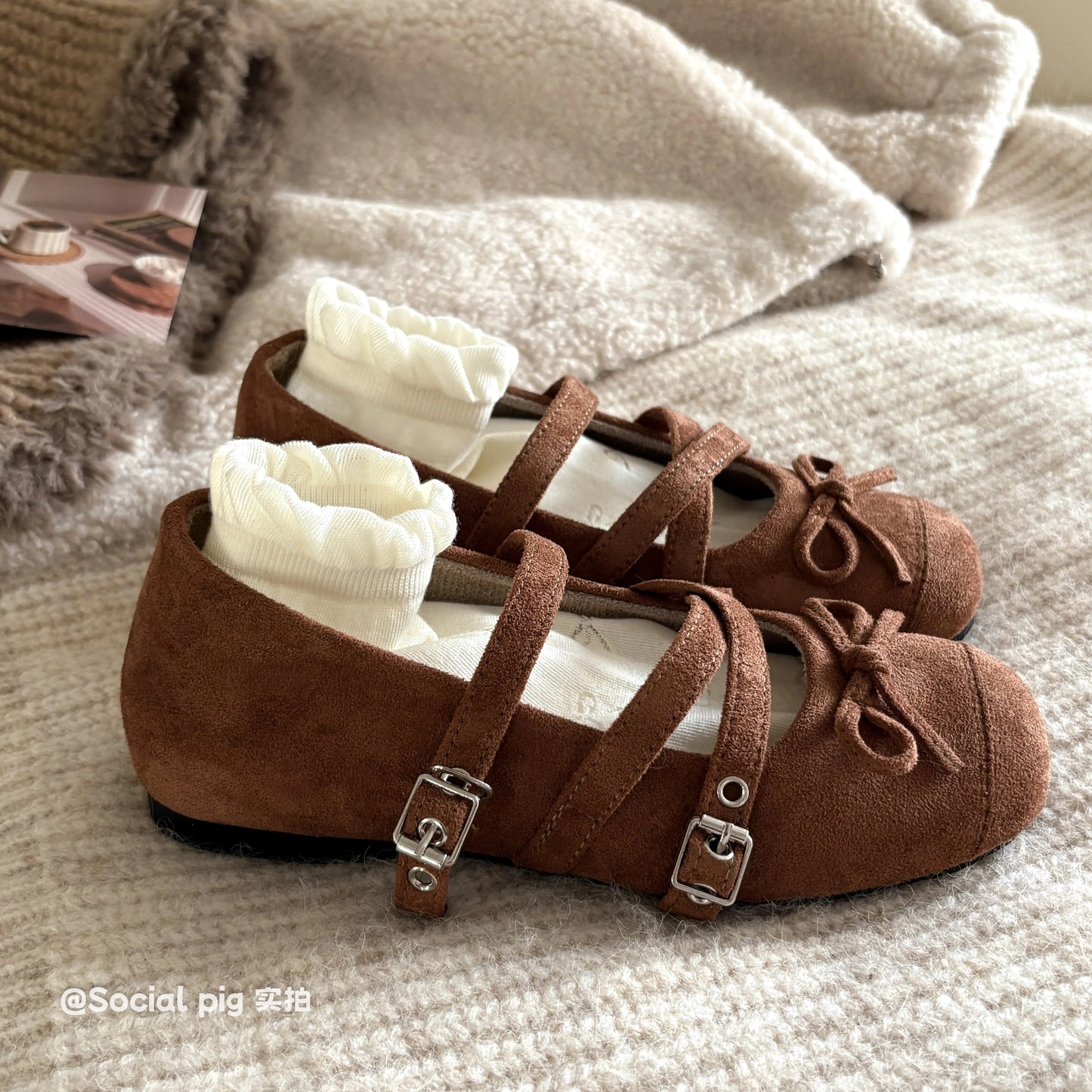 Social Pig - Gentle-inspired cross-strap low-cut platform Mary Jane shoes for evening wear with skirts.