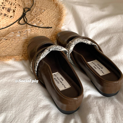 Genfecor French-style wedge heel closed-toe slippers for women, perfect for summer wear, low-cut mules, and easy-wear sandals.
