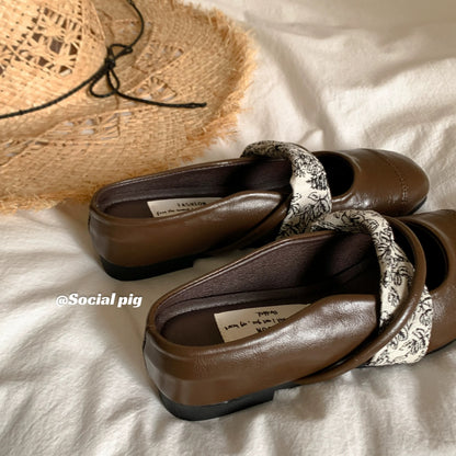 Genfecor French-style wedge heel closed-toe slippers for women, perfect for summer wear, low-cut mules, and easy-wear sandals.