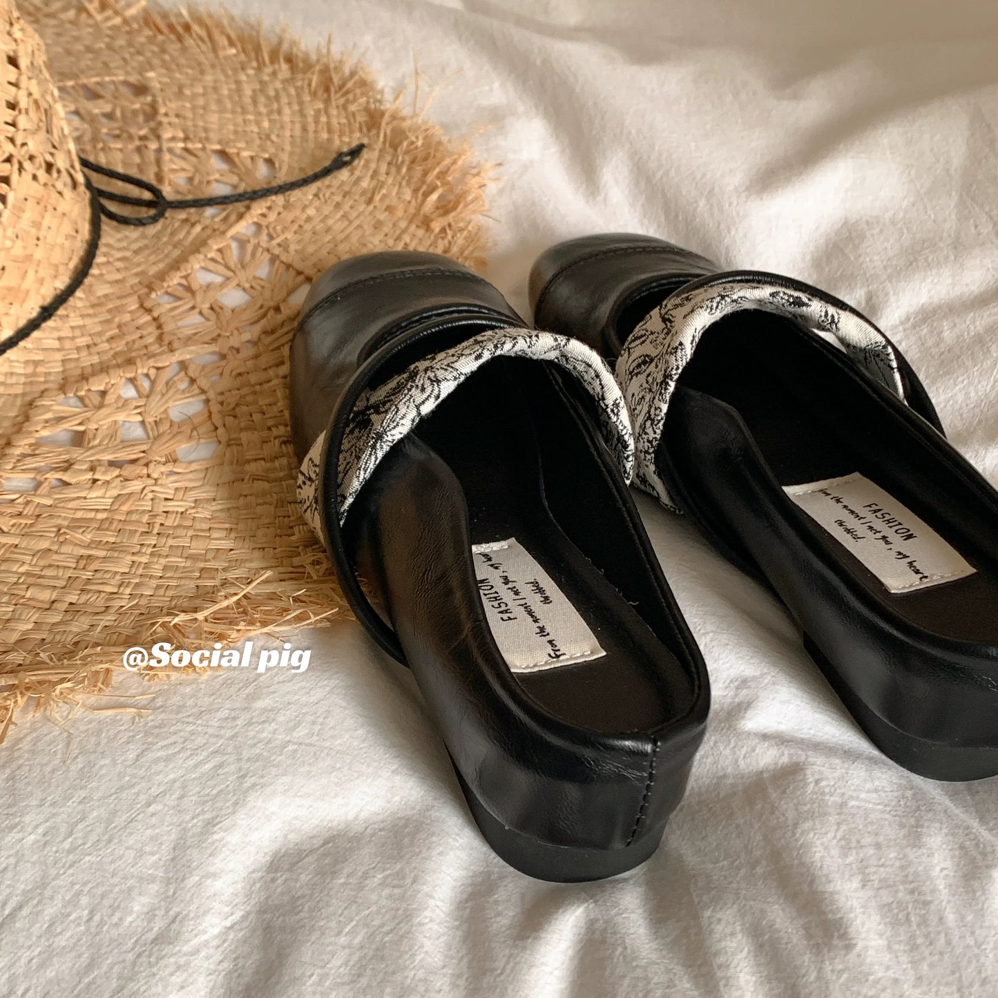 Genfecor French-style wedge heel closed-toe slippers for women, perfect for summer wear, low-cut mules, and easy-wear sandals.