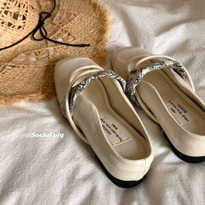 Genfecor French-style wedge heel closed-toe slippers for women, perfect for summer wear, low-cut mules, and easy-wear sandals.