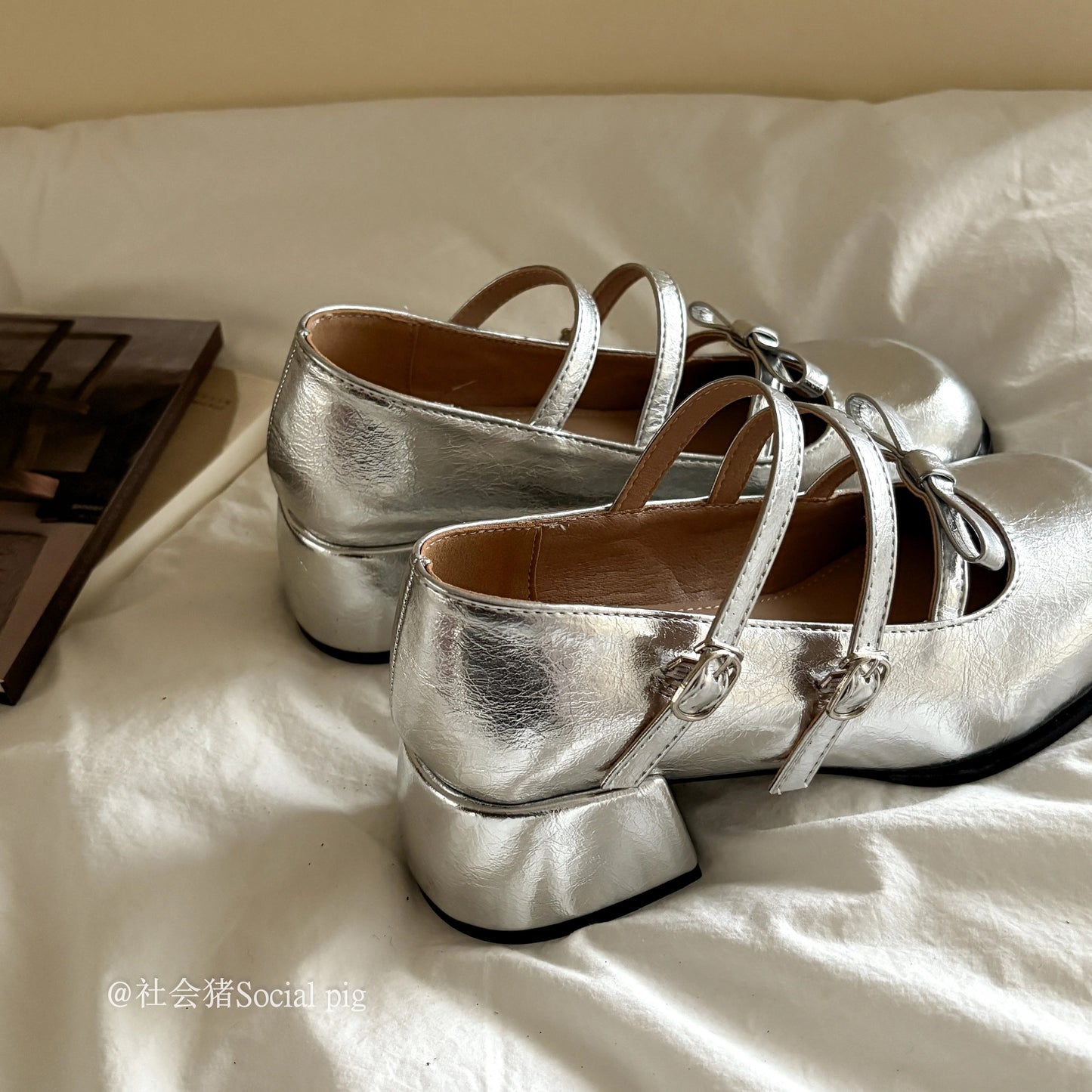 Social Pig high-heeled silver Mary Jane shoes for women, perfect for spring, autumn, and summer, paired with JK skirts.