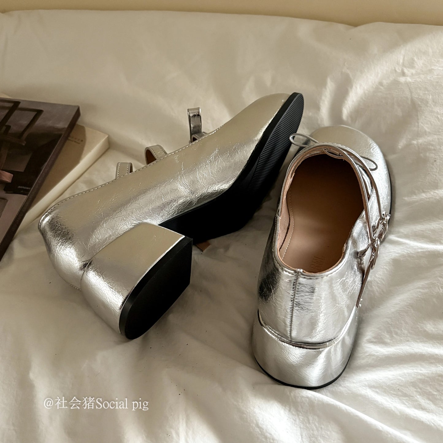 Social Pig high-heeled silver Mary Jane shoes for women, perfect for spring, autumn, and summer, paired with JK skirts.