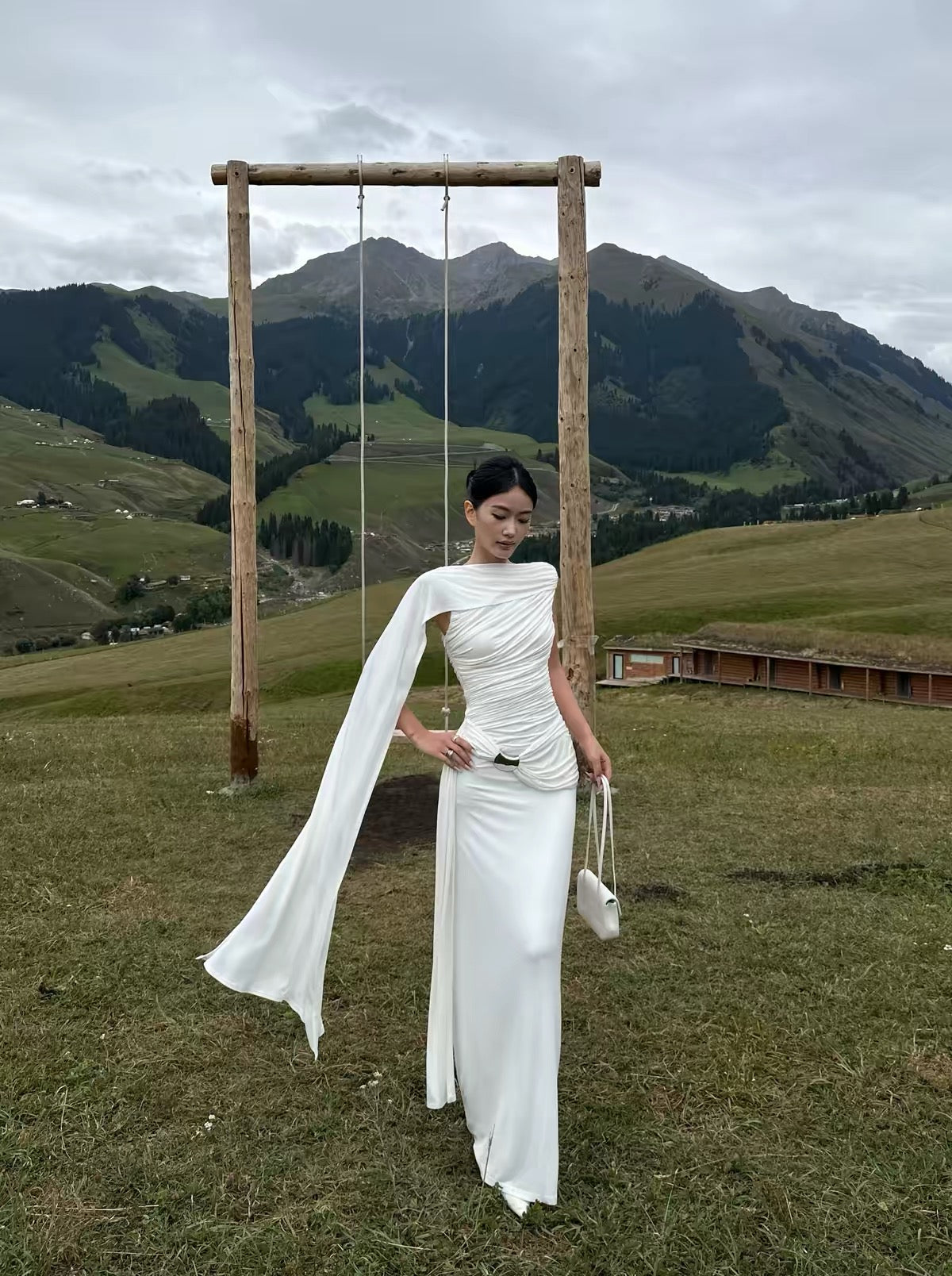 VENUIE Niche White Knit Dress – A form-fitting, hip-hugging midi dress with a French-style vacation vibe; perfect for birthday parties or semi-formal occasions.