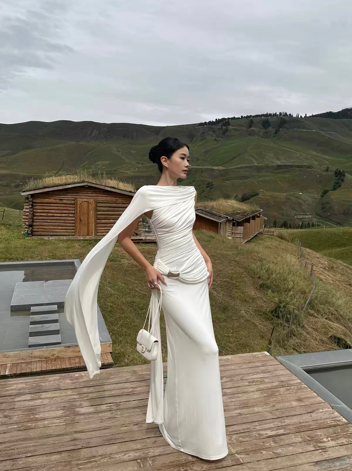 VENUIE Niche White Knit Dress – A form-fitting, hip-hugging midi dress with a French-style vacation vibe; perfect for birthday parties or semi-formal occasions.