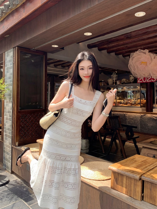 ORG Liu Shishi's style: White, elegant, simple, lace-trimmed, slimming long halter dress.