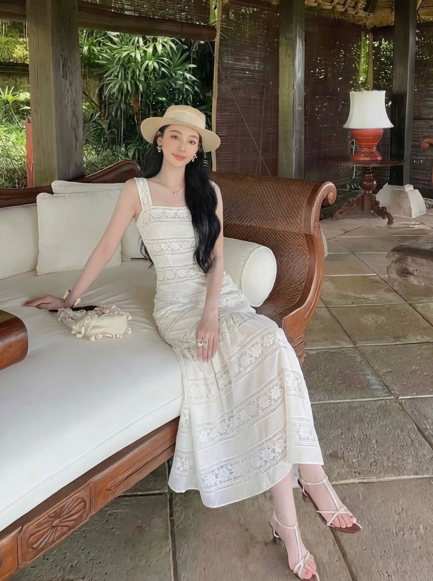 ORG Liu Shishi's style: White, elegant, simple, lace-trimmed, slimming long halter dress.