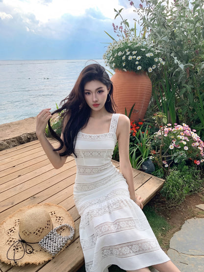 ORG Liu Shishi's style: White, elegant, simple, lace-trimmed, slimming long halter dress.