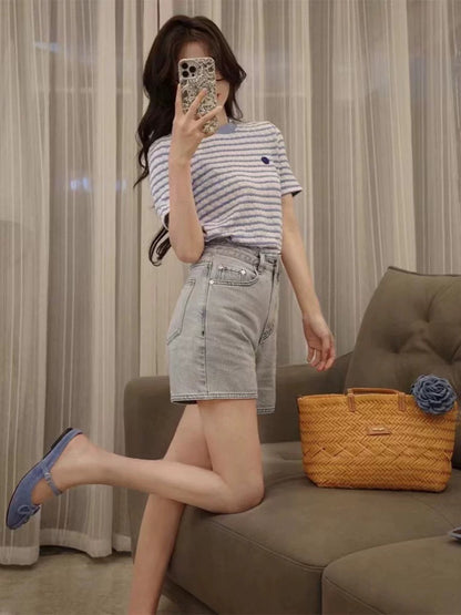 A and sassy suit with a sense of atmosphere. A complete set of sweet and spicy college-style short-sleeved tops and puffy skirts.
