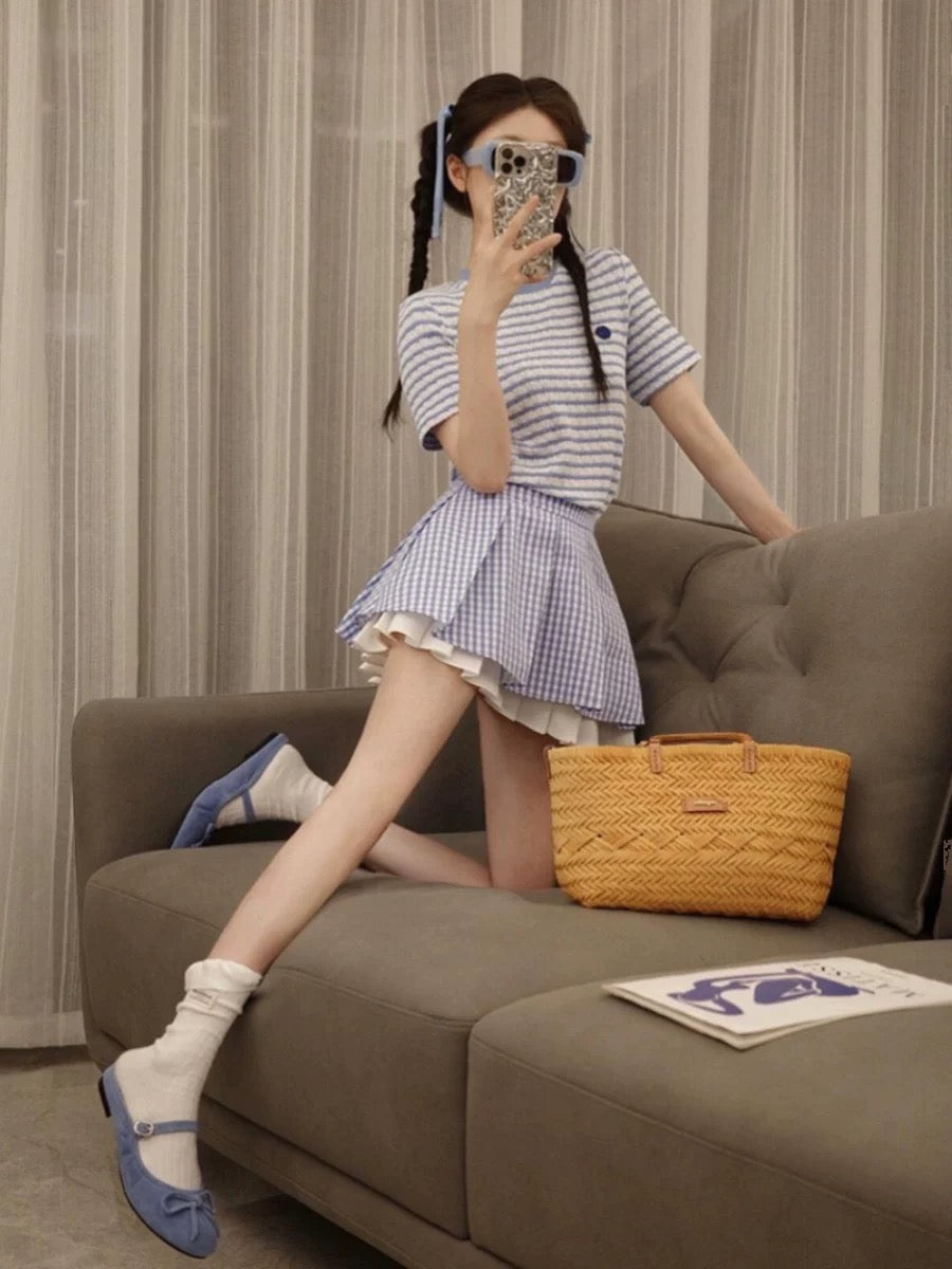 A and sassy suit with a sense of atmosphere. A complete set of sweet and spicy college-style short-sleeved tops and puffy skirts.