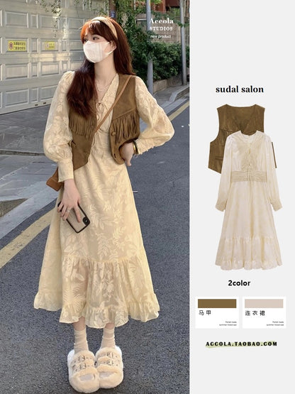 A complete set of tea-style outfits for early autumn. A two-piece set of salt-style light and mature ladies' high-end ruffled V-neck A-line skirts.