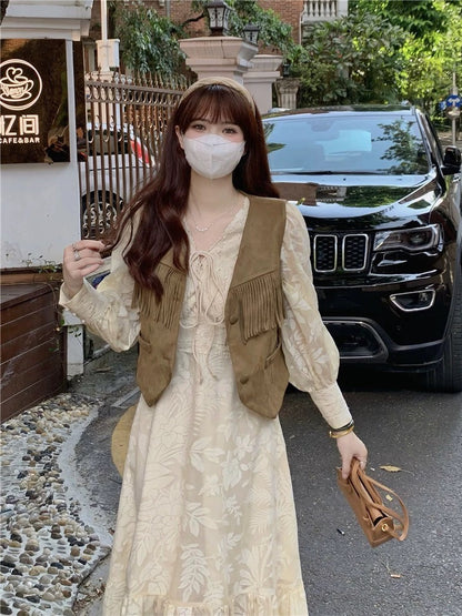 A complete set of tea-style outfits for early autumn. A two-piece set of salt-style light and mature ladies' high-end ruffled V-neck A-line skirts.