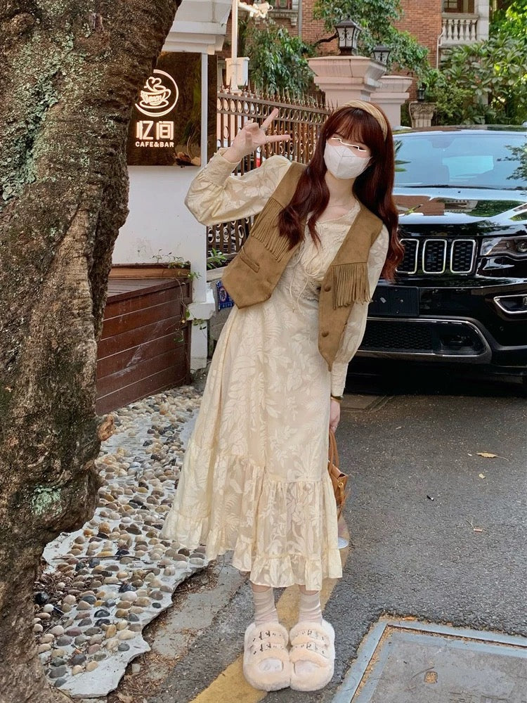 A complete set of tea-style outfits for early autumn. A two-piece set of salt-style light and mature ladies' high-end ruffled V-neck A-line skirts.