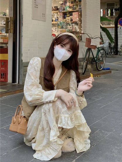 A complete set of tea-style outfits for early autumn. A two-piece set of salt-style light and mature ladies' high-end ruffled V-neck A-line skirts.