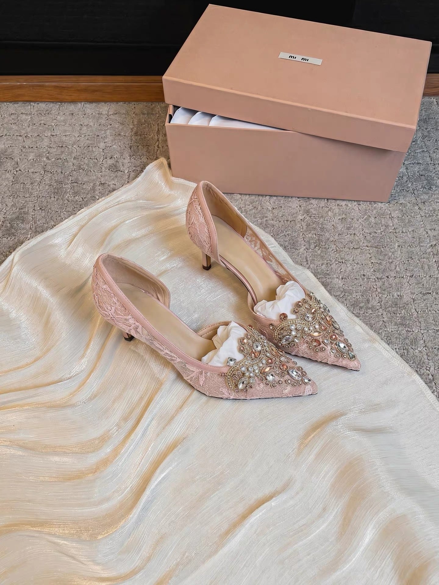 Jianghou Exquisite & Comfortable Bridal Shoes: Nude-Pink Pointed-Toe Stiletto Pumps with Side Cutouts and Lace Detail